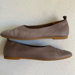 Everlane Ladies Flats (size US 9)